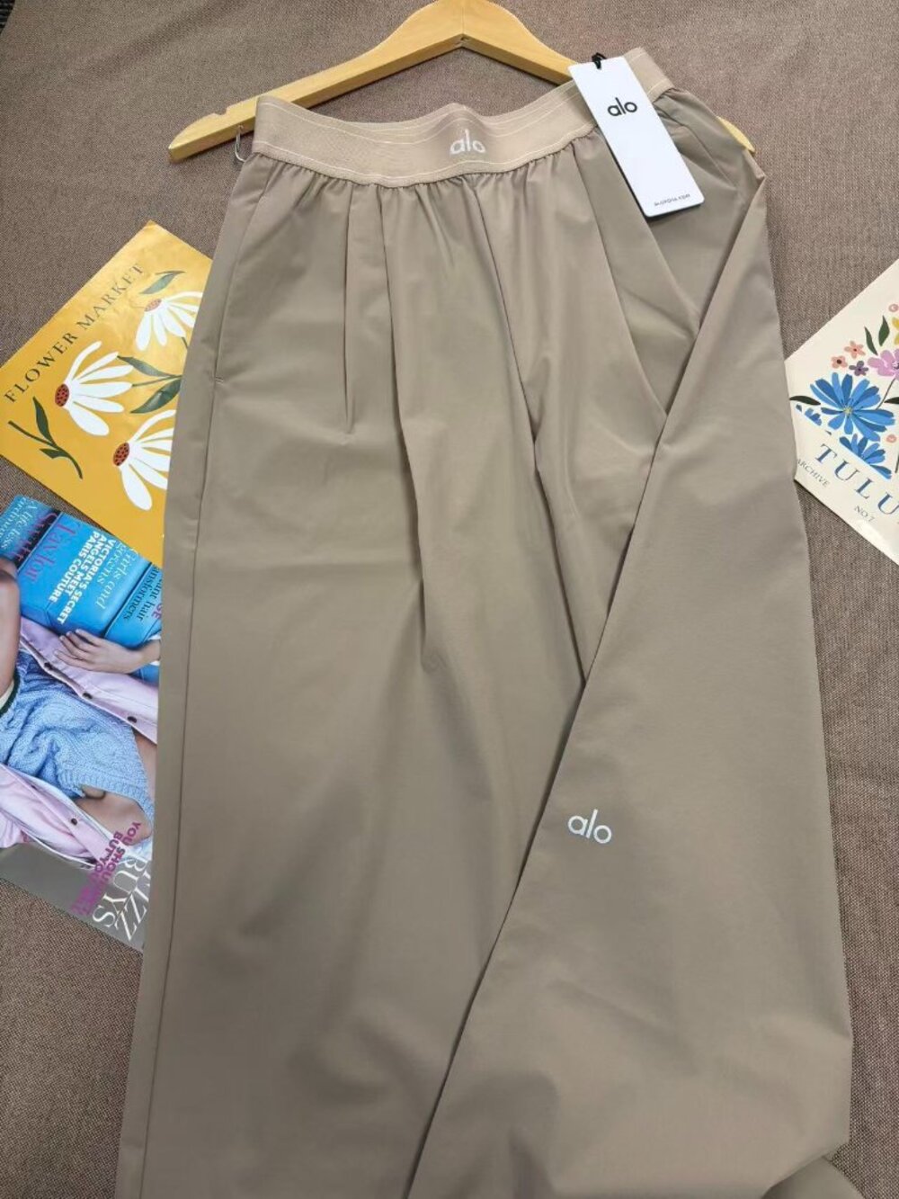 NWT🏵Alo Yoga Suit Up Trouser Gravel Color Regular 30-inch Inner Seam Length 🤍 - Picture 4 of 10